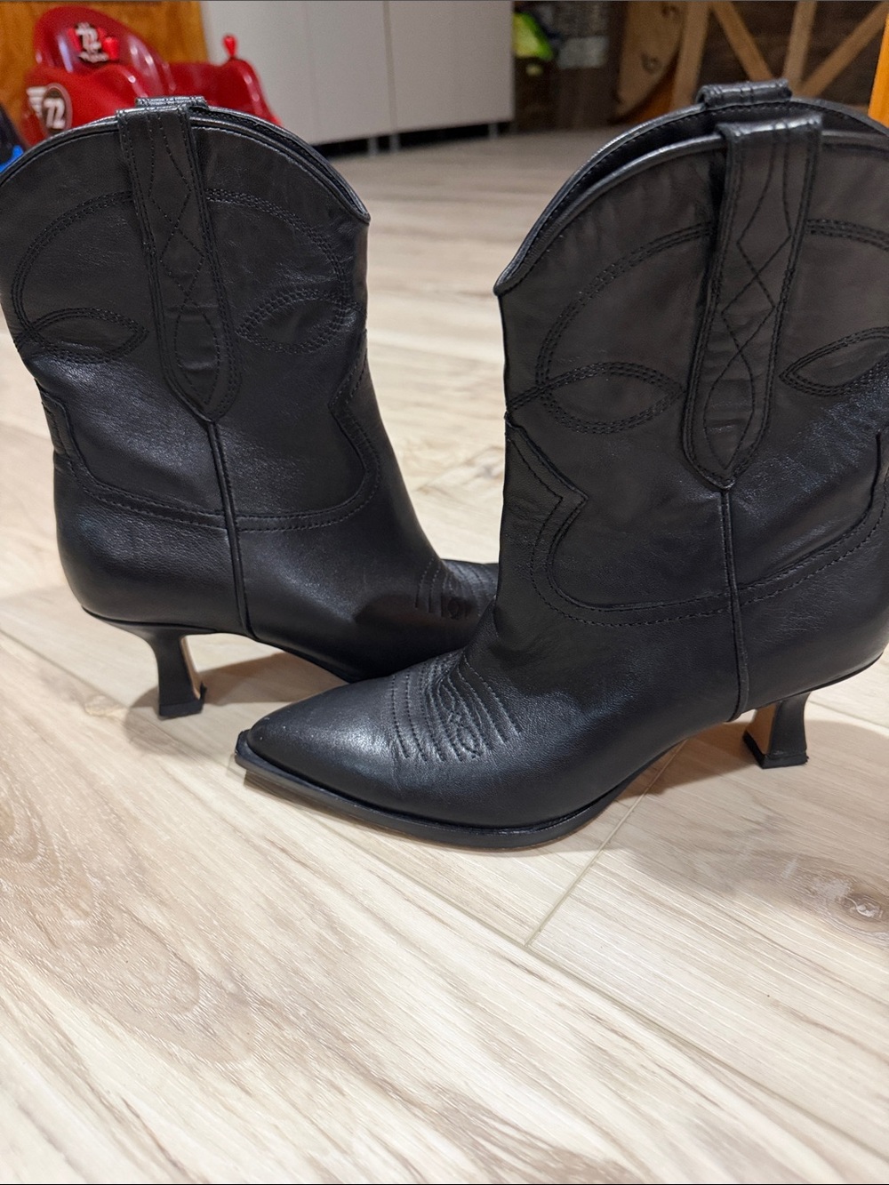 Black Western-Style Pointed Toe Kitten Heel Boots